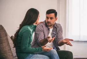 par-razgoravara-muskarac-i-zena-na-kaucu-webp