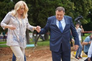 1760950127-zeljka-cvijanovic-i-milorad-dodik-1-690x480