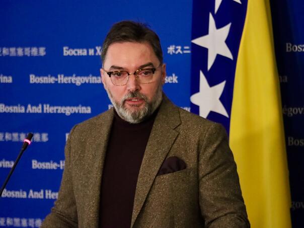 kosarac-pokret-sigurna-srpska-sarena-laza-projektovana-u-ambasadama-stasa-kosarac-nov_68f5fe9e194d8