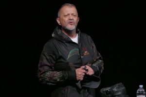 1762246970-1112-monodrama-sve-je-do-nas-emir-hadzihafizbegovic-131923-690x480