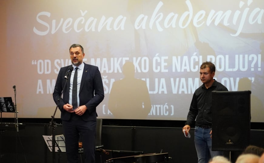 elmedin-konakovic-tribina-prijedor-dandrzavnosti-24nov25-nip