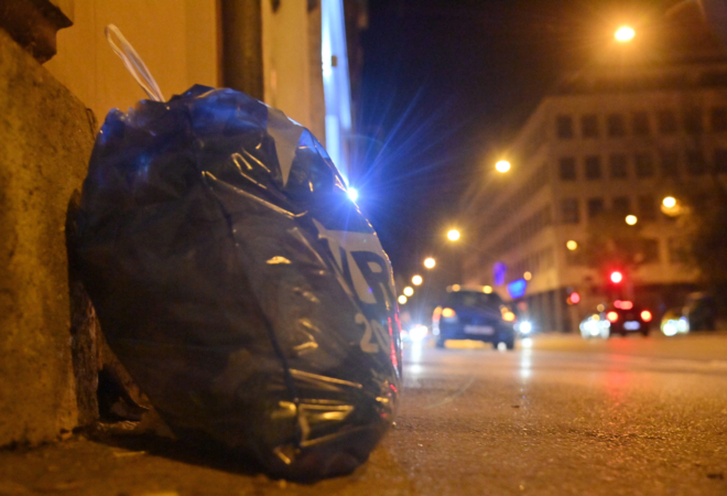 Zagreb, 01.10.2022 - Kante za smece prve veceri odvoza otpada u novim vrecicama