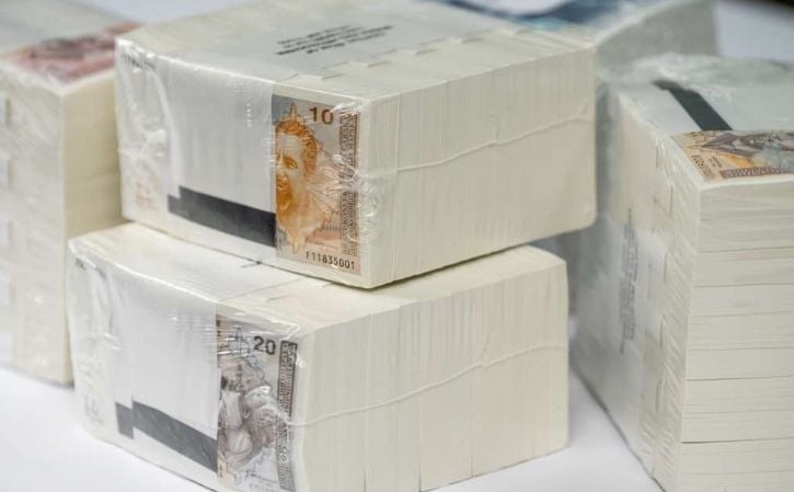 novac-uio-pare-marke-fena-1nov23