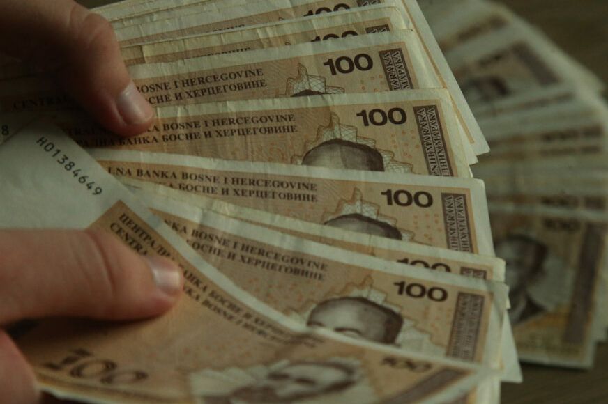 1768384780-novac-pare-konvertibilne-marke-02-scaled-872x610-690x480