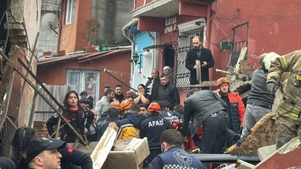 63279110-urusile-se-zgrade-u-istanbulu